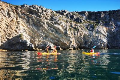 Tour en kayak a la playa y las cuevas de Ribeira do Cavalo Tour en kayak a la playa y las cuevas de Ribeira do Cavalo