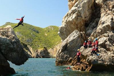 Excursión de coasteering para grupos pequeños en Setúbal con guía
