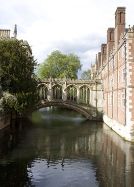 El Reino Unido Cambridge  Puente de los Suspiros Puente de los Suspiros El Reino Unido - Cambridge  - El Reino Unido