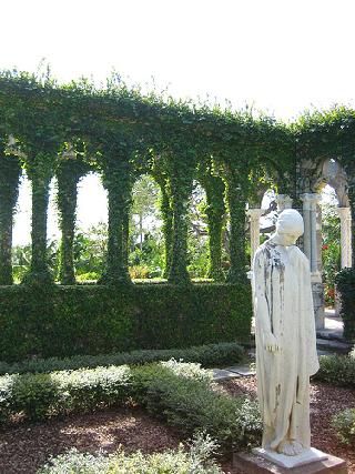 Versalles Gardens y French Cloister.