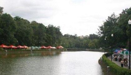 los Lagos Park
