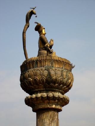 Nepal Patan Estatua del Rey Yoganadendra Malla Estatua del Rey Yoganadendra Malla Nepal - Patan - Nepal