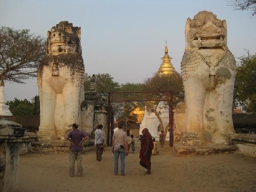 Birmania Bagan Pagoda de Shwezigon Pagoda de Shwezigon Mandalay - Bagan - Birmania