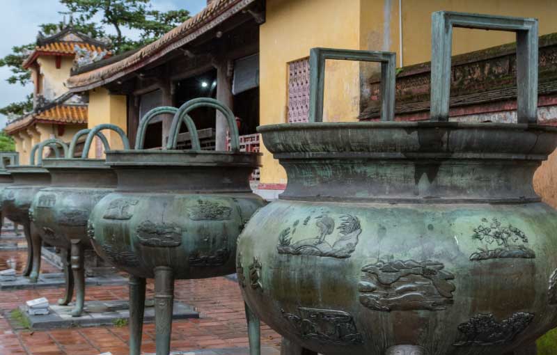 Vietnam Hue  Nueve urnas dinásticas Nueve urnas dinásticas Norte de la Costa Central - Hue  - Vietnam