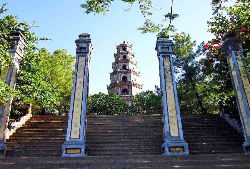 Vietnam Hue  Pagoda Thien Mu Pagoda Thien Mu Norte de la Costa Central - Hue  - Vietnam