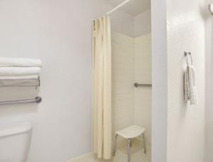 Las mejores ofertas de SUPER 8 METROPOLIS Metropolis 