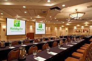 Las mejores ofertas de HOLIDAY INN ALBANY, NY WOLF ROAD Chicago