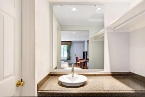 Las mejores ofertas de KNIGHTS INN INDIANAPOLIS AIRPORT SOUTH Indianapolis 