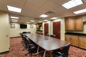 Best offers for COMFORT SUITES Wichita 