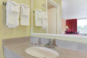 Las mejores ofertas de HOWARD JOHNSON BY WYNDHAM TROPICAL PALMS KISSIMMEE Orlando 