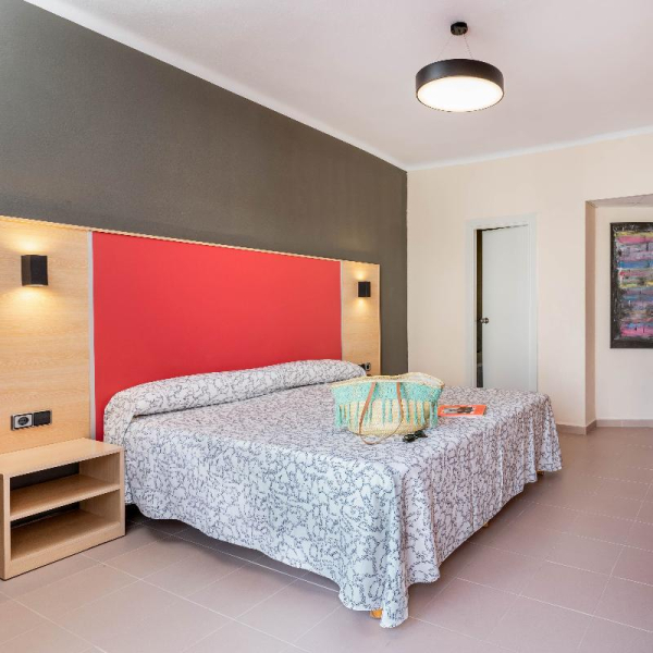 Las mejores ofertas de THE RED HOTEL BY IBIZA FEELING	ONLY ADULTS				  Bahía de San Antonio