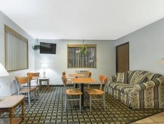 Super 8 Twinsburg/Cleveland Area