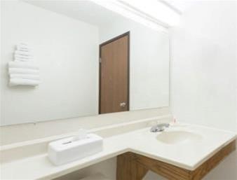 Super 8 Twinsburg/Cleveland Area