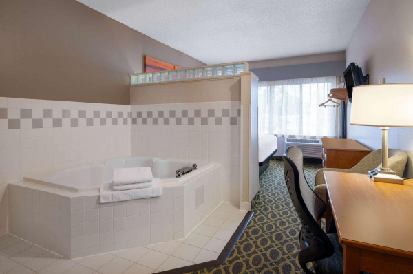 Las mejores ofertas de Days Inn & Suites by Wyndham Madison Madison