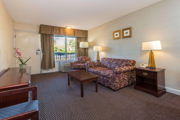 Las mejores ofertas de Days Inn & Suites By Wyndham Dayton North Dayton 