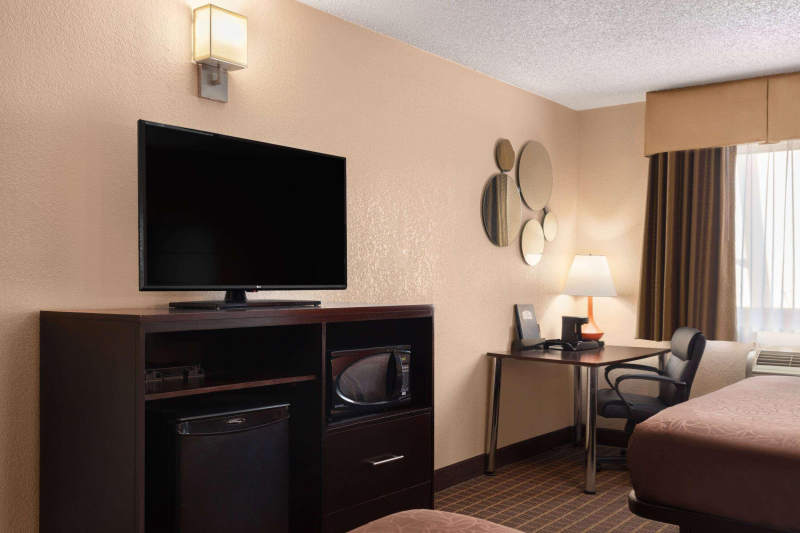 Howard Johnson by Wyndham Williams