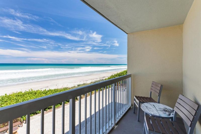 Crowne Plaza Melbourne Oceanfront