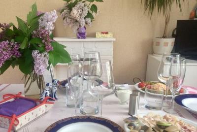 Cena organizada en casa con la familia rusa