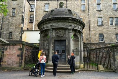 Recorrido a pie por el siniestro casco antiguo de Edimburgo para grupos pequeños