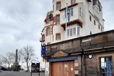 Recorrido a pie para grupos pequeños por el casco antiguo escondido de Edimburgo