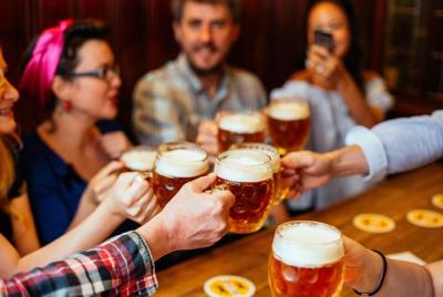 Tour privado de cervezas locales, pubs y cervecerías de Edimburgo con un local