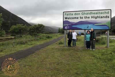 Excursión privada de un día a las tierras altas, el whisky y los castillos en una minivan premium