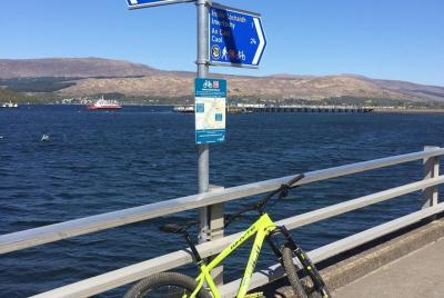 Castillo, canal y café en bicicleta