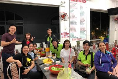 Saigon por la noche y comida callejera