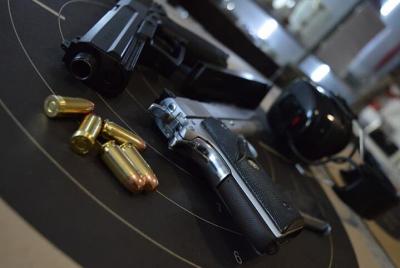 Tiro al blanco en interiores con armas reales y municiones.