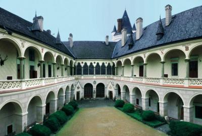 Tour Privado desde Praga: el Osario de Sedlec y la Catedral y Chateau Zleby con el Juego de la Reserva Zleby y el Almuerzo