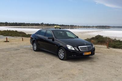 Traslado privado desde el aeropuerto de Larnaca a Paralimni hasta 4 (pax) en taxi de 4 plazas