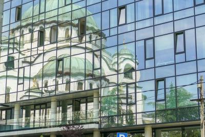 Paseo arquitectónico de Belgrado con un local