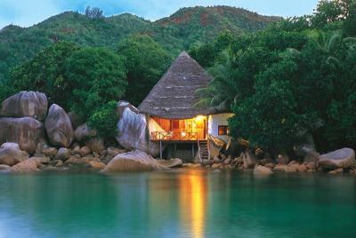 Aperitivo y cena romántica en Chauve Souris Island (Isla Praslin)