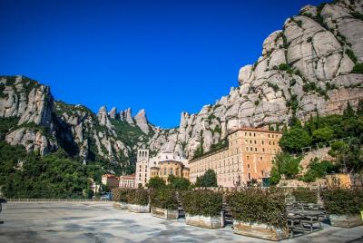 Excursión de medio día para grupos pequeños a Montserrat con entr Excursión de medio día para grupos pequeños a Montserrat con entr