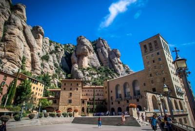 Excursión a Montserrat y circuito de cava desde Barcelona