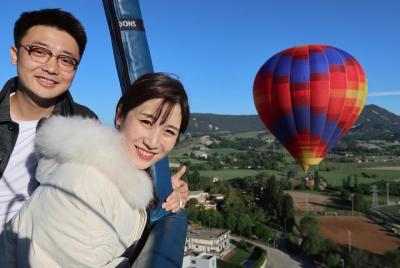 Excursión privada de Barcelona en globo para 2 personas con desayuno en un restaurante y champán