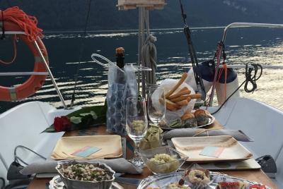 Cena romántica al atardecer en un velero en el lago de Como Cena romántica al atardecer en un velero en el lago de Como