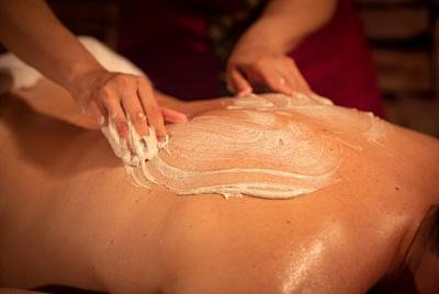 Tratamiento Exfoliante Body Scrub + Hidratante Body Wrap 60 min Tratamiento Exfoliante Body Scrub + Hidratante Body Wrap 60 min