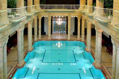 Entrada privada al Balneario Gellert de Budapest con masaje opcio