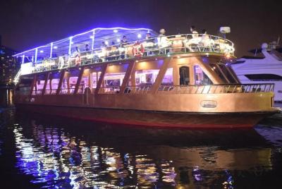 Cena en crucero en dhow por el canal de agua