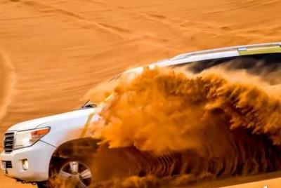 Mañana al amanecer en el desierto