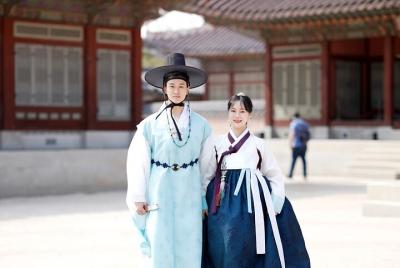 Experiencia Hanbok Premium en la sucursal del palacio Hanboknam Gyeongbok