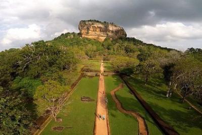 Excursión de un día a la roca Sigiriya y al templo de la cueva de Dambulla desde Bentota