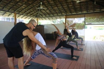 clase de yoga - Vinyasa Flow (tratamientos de bienestar Sri Lanka) clase de yoga - Vinyasa Flow (tratamientos de bienestar Sri Lanka)