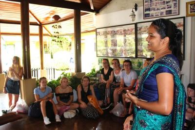 Visita a la Fundación de la Bondad - pueblo a raíz de una ola de tsunami