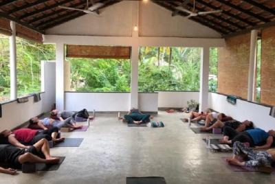 clase de yoga Sri Lanka - Yin restaurativo clase de yoga Sri Lanka - Yin restaurativo