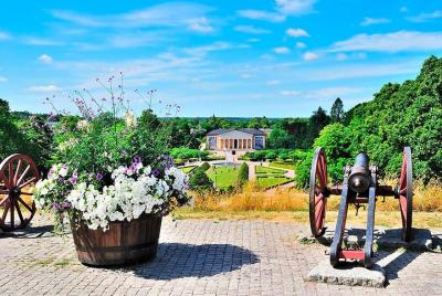 Tour de Estocolmo en coche de lujo por Upsala y Sigtuna con guía PRIVADO Tour de Estocolmo en coche de lujo por Upsala y Sigtuna con guía PRIVADO