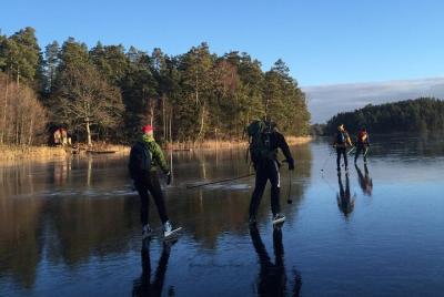 Patinaje sobre hielo para grupos pequeños en el lago Drevviken Patinaje sobre hielo para grupos pequeños en el lago Drevviken