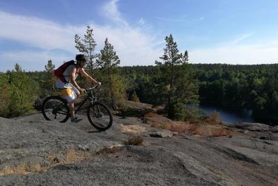 Ciclismo de montaña en grupos pequeños en los bosques de Estocolmo Ciclismo de montaña en grupos pequeños en los bosques de Estocolmo