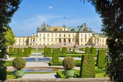 Visita al palacio de Drottningholm en coche VIP con guía privado Estocolmo  Visita al palacio de Drottningholm en coche VIP con guía privado Estocolmo